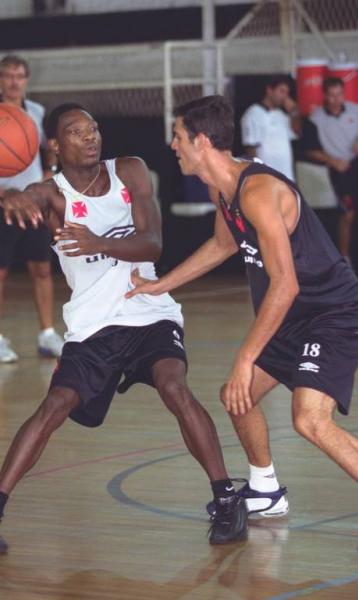 Em 2003, Charles Byrd em treino do Vasco no ginsio de So Janurio, que ser reformado com apoio dos torcedores