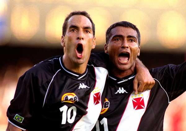 Edmundo e Romrio comemoram gol contra o Manchester United: foto histrica