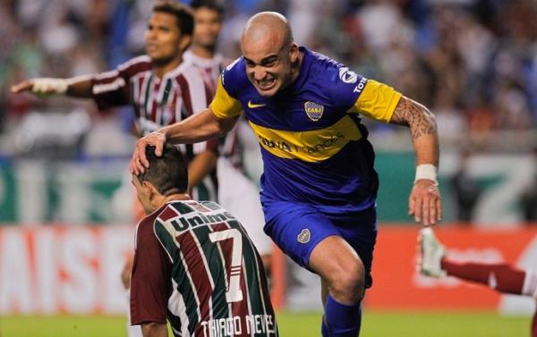 Santiago Silva, ainda com a camisa do Boca, consola Thiago Neves na comemorao do gol que eliminou o Fluminense da Libertadores de 2012