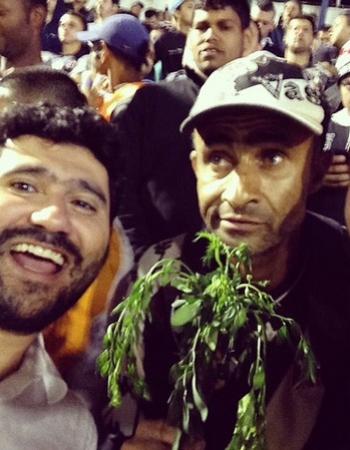 Ricardo Dolla posa ao lado de Caque, torcedor sempre presente aos jogos do clube