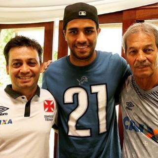 O fisioterapeuta Alex, Alan e Silveira, da comisso do Vasco: encontro em Pinheiral