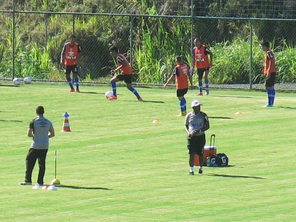 ndio conduz a bola com a canhota no treino do Vasco: jogador fez primeiro treino com o grupo