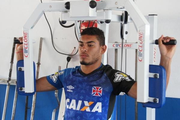 Lucas Barboza suando a camisa na academia da ADC Ford