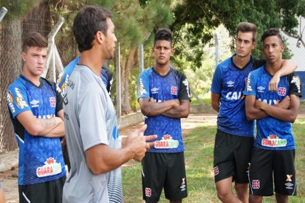 Jogadores escutam com ateno discurso de Rodney Gonalves