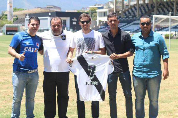 Vander Carioca ( esquerda) posa com gestores do clube