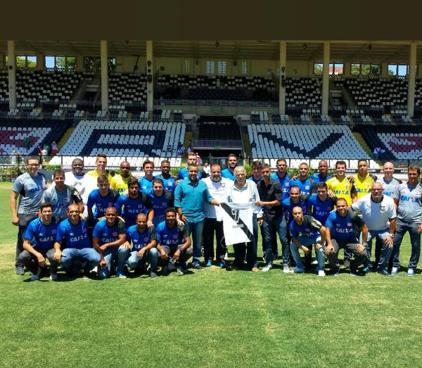 Com a presena de Eurico Miranda, elenco do futebol 7 se apresentou neste sbado