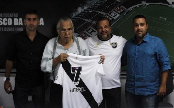 Gestores Leandro Brito (esquerda) e Anderson Ferreira (direita) posam com o presidente do Vasco e com Carlos Gandola, idealizador do projeto