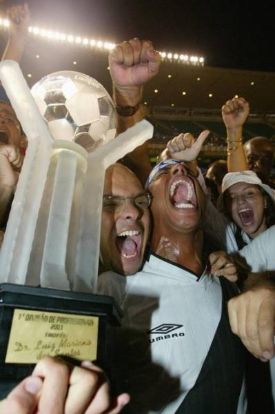 Marcelinho Carioca festeja muito o ttulo de campeo carioca de 2003