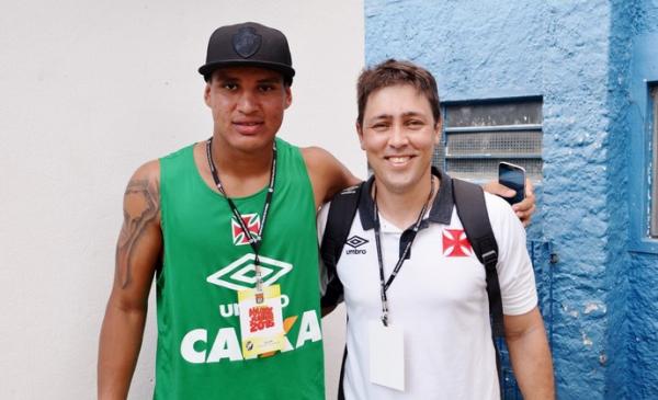 Gabriel Flix agradece ao preparador de goleiros, Diogo Calhau, pela boa primeira fase