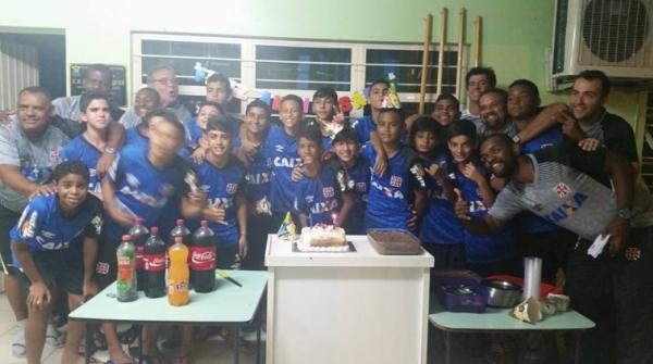 Thiago Vincius festejou aniversrio ao lado dos companheiros de time