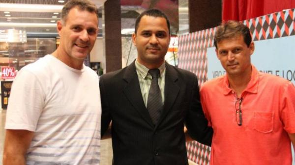 Carlos Germano (E) e Sorato (D) entre o scio-fundador do Doze FC, Israel Levi