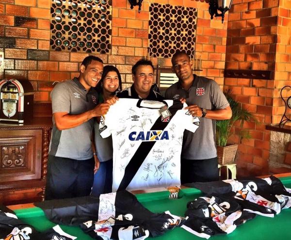 Guto Nader, proprietrio do CT, e sua esposa Paula Nader receberam camisas autografadas por todo o elenco do Vasco