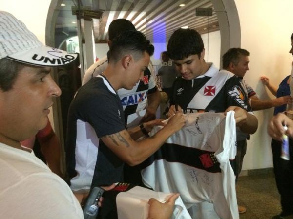 Montoya autografa a camisa de um torcedor. Jordi e Valdir tambm participaram da ao