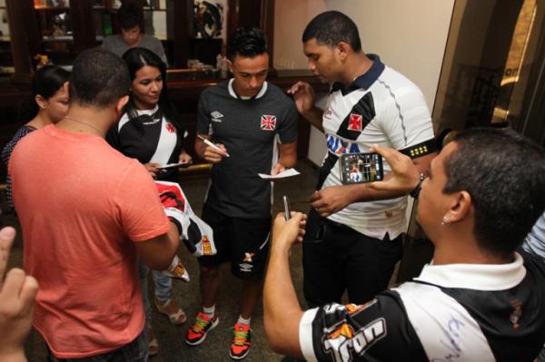 Montoya posa para fotos e distribui autogrfos para os vascanos