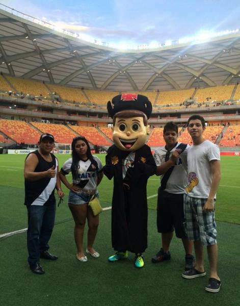 Torcedores tiveram a oportunidade de pisar no gramado da Arena da Amaznia