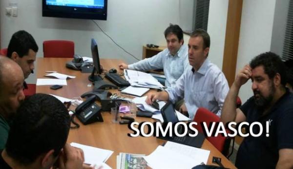 O economista Joo Marcos Amorim(44) ao centro, em reunio com a comisso de finanas da Cruzada Vascana