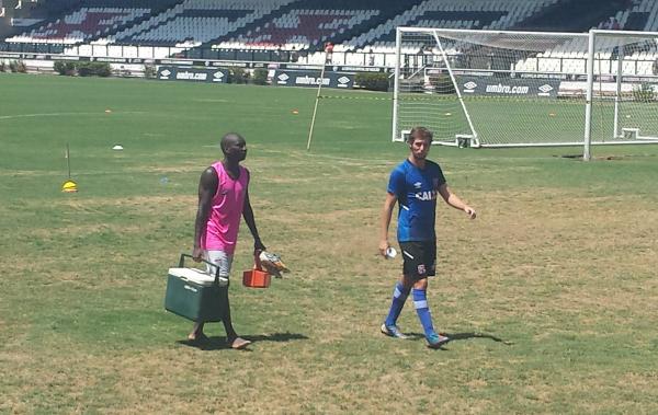 Ao lado de jogador do So Cristvo, Daniel foi a novidade no time do Vasco