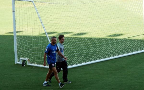 Guiazu deu diversas voltas no gramado de So Janurio, acompanhado do fisiologista Alex Evangelista