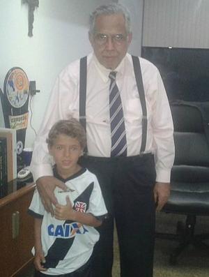 O garoto Rogrio Medeiros posou ao lado do novo patro