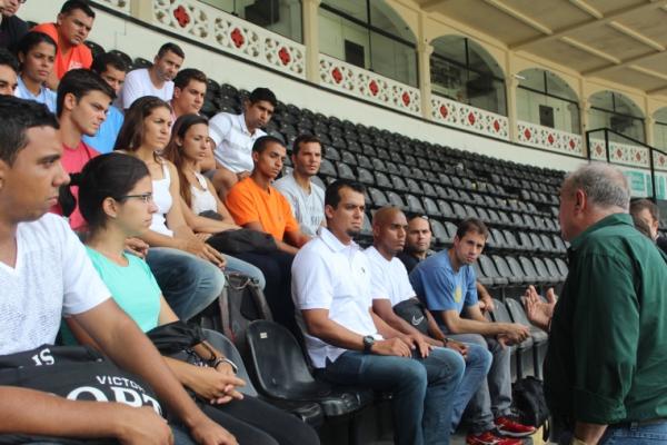 Novos estagirios escutam atentamente as palavras do VP do Departamento Infanto-Juvenil