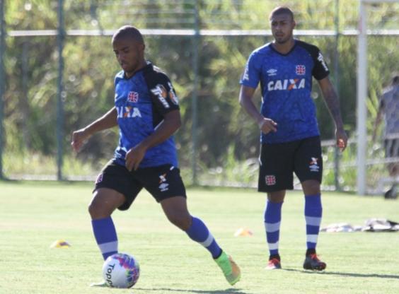 O volante (com a bola) chegou ao Vasco em 2006