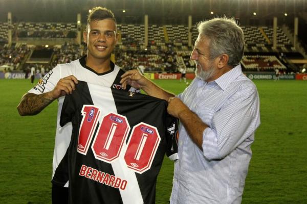 Bernardo recebeu camisa personalidada das mos do Vice-presidente de Futebol Jos Luiz Moreira