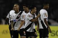 Jogadores comemoram gol de Bernardo