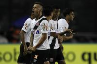 Jogadores comemoram gol de Bernardo