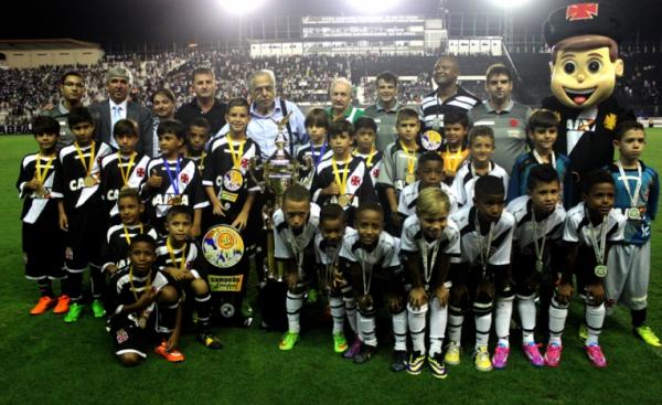 Presidente Eurico Miranda posa para foto com os campees