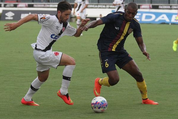Richard tenta se livrar da marcao de jogador do Madureira
