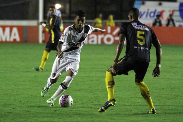 Evander foi o homem das bolas paradas nesta quinta