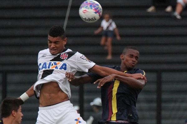 Lucas Barboza disputa bola no alto com o defensor