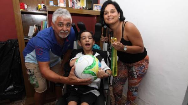 O pequeno Joo Pedro, de 7 anos, com Luiz Elias Barata, seu novo amigo vascano, e a me, Nnive