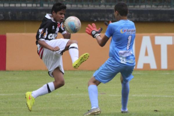 Joo Gabriel aplicou um lenol no goleiro antes de marcar o gol