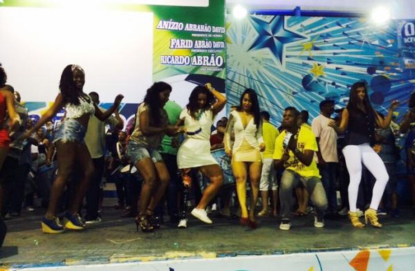 Atleta arrasa em palco e vira sucesso na internet