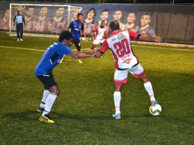 Jos Aldo protege a bola, marcado por jogador do Vasco