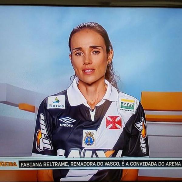 Fabiana Beltrame com as marcas de Petrobras, Furnas e Marinha do Brasil na camisa