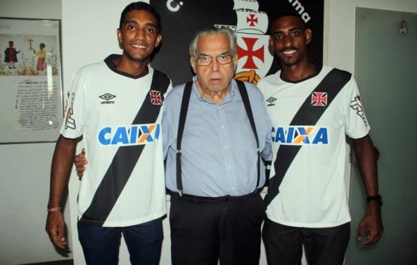 Os remadores posaram com o Presidente Eurico Miranda