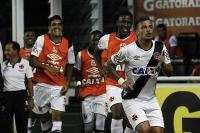 Jogadores comemoram gol de Bernardo