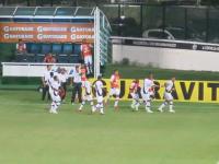 Jogadores comemoram gol de Bernardo