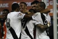 Jogadores comemoram gol de Bernardo