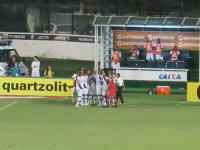 Jogadores comemoram gol de Montoya