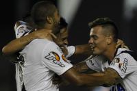 Jogadores comemoram gol de Montoya