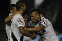 Jogadores comemoram gol de Montoya