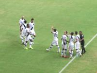 Jogadores comemoram gol de Rodrigo