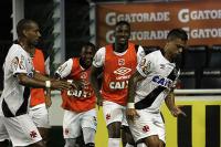 Jogadores comemoram gol de Bernardo