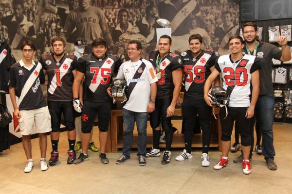 Os campees brasileiros e os torcedores na Mega Loja da Gigante da Colina