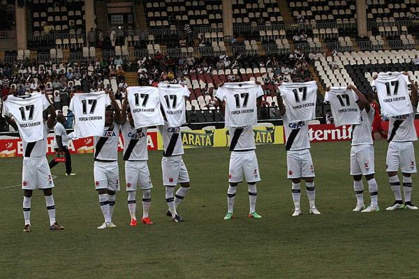 Jogadores exibem camisas em homenagem ao ex-jogador