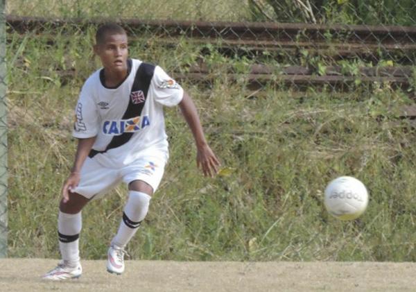 Joo Pedro em ao com a camisa cruzmaltina