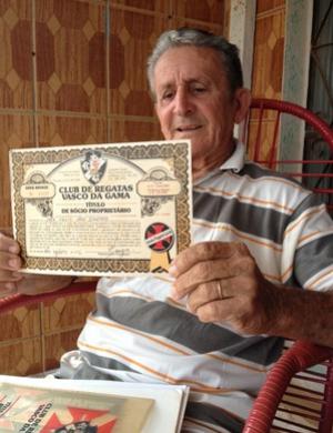 Jos Flix, o Fera, com o seu ttulo de scio torcedor do Vasco